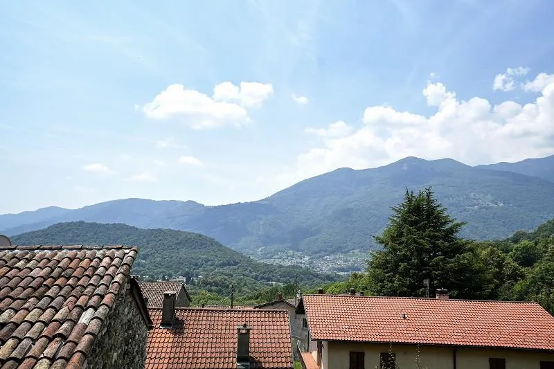 10-Zimmer-Dorfhaus mit Balkon, Innenhof und Traum-Aussicht   /  cas...