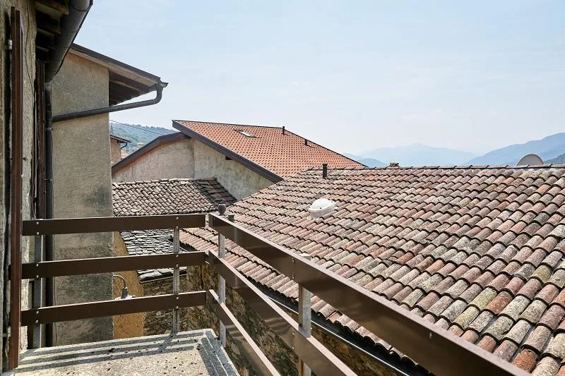 10-Zimmer-Dorfhaus mit Balkon, Innenhof und Traum-Aussicht   /  cas...