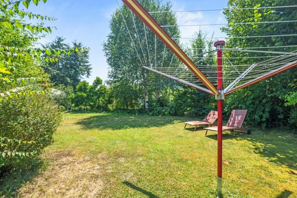 Doppeleinfamilienhaus mit grosser Rasenfläche