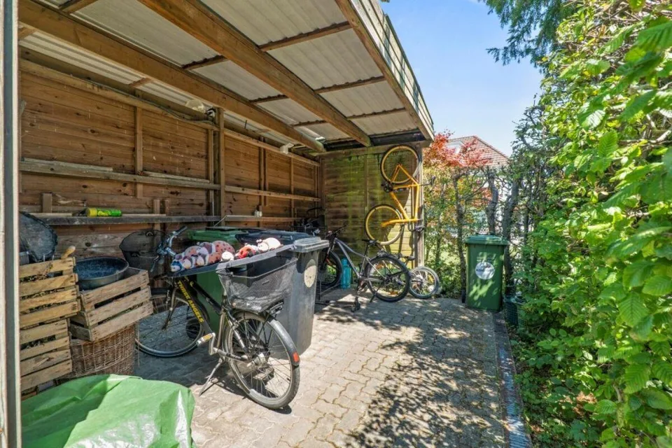 Doppeleinfamilienhaus mit grosser Rasenfläche