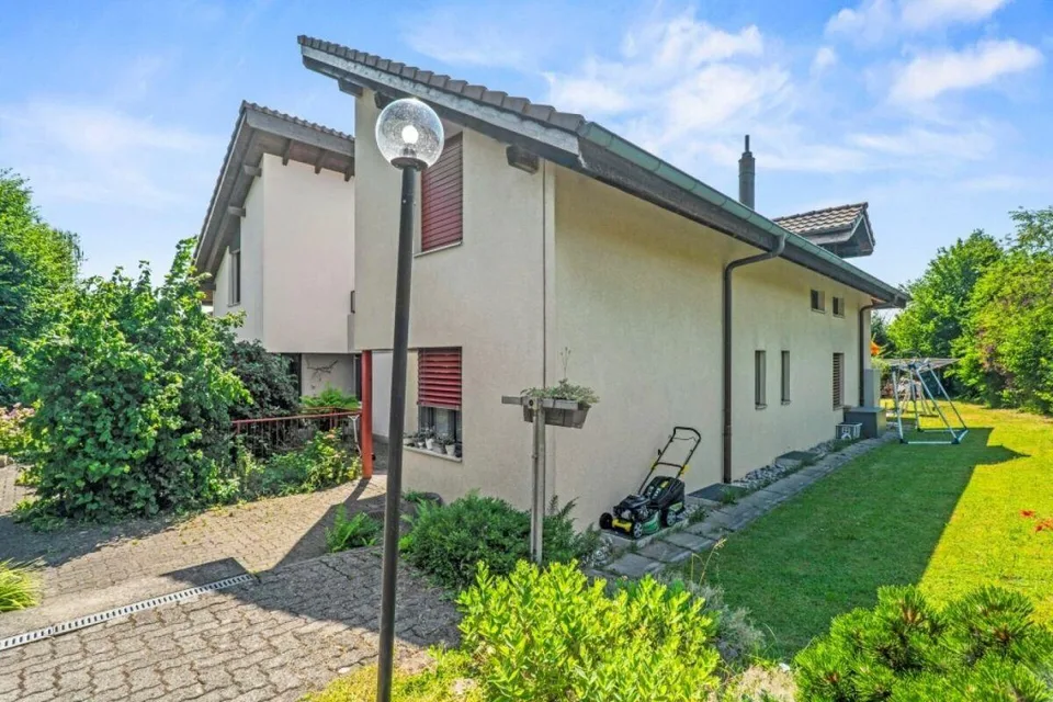 Doppeleinfamilienhaus mit grosser Rasenfläche