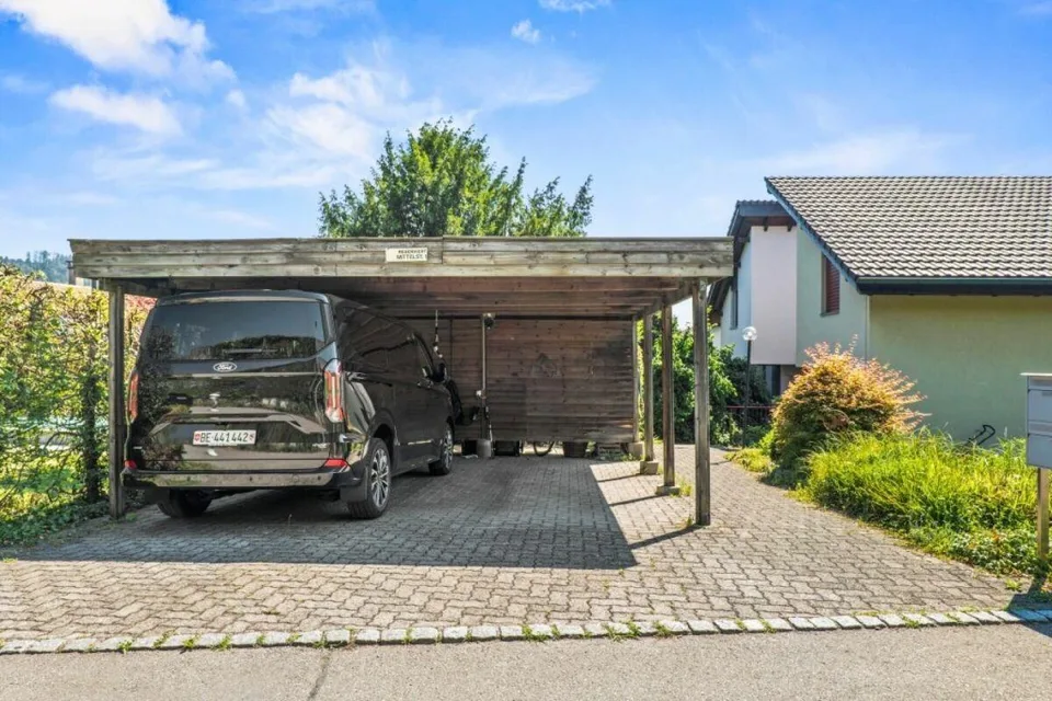 Doppeleinfamilienhaus mit grosser Rasenfläche
