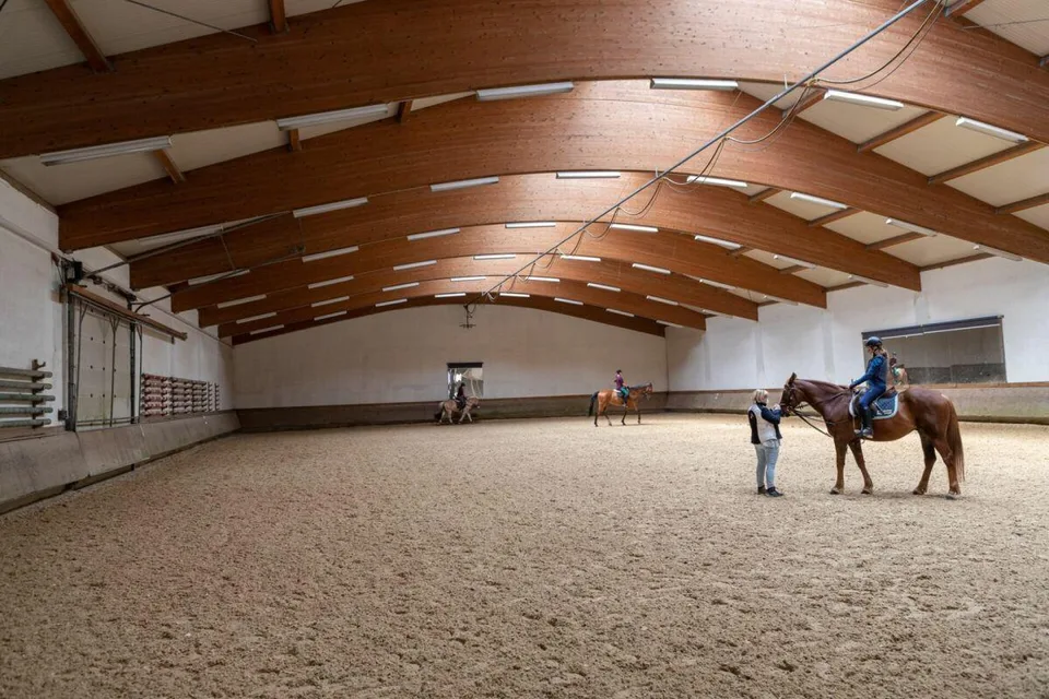Reitsportimmobilie mit Wohnung/Einzelzimmer und Reitalle