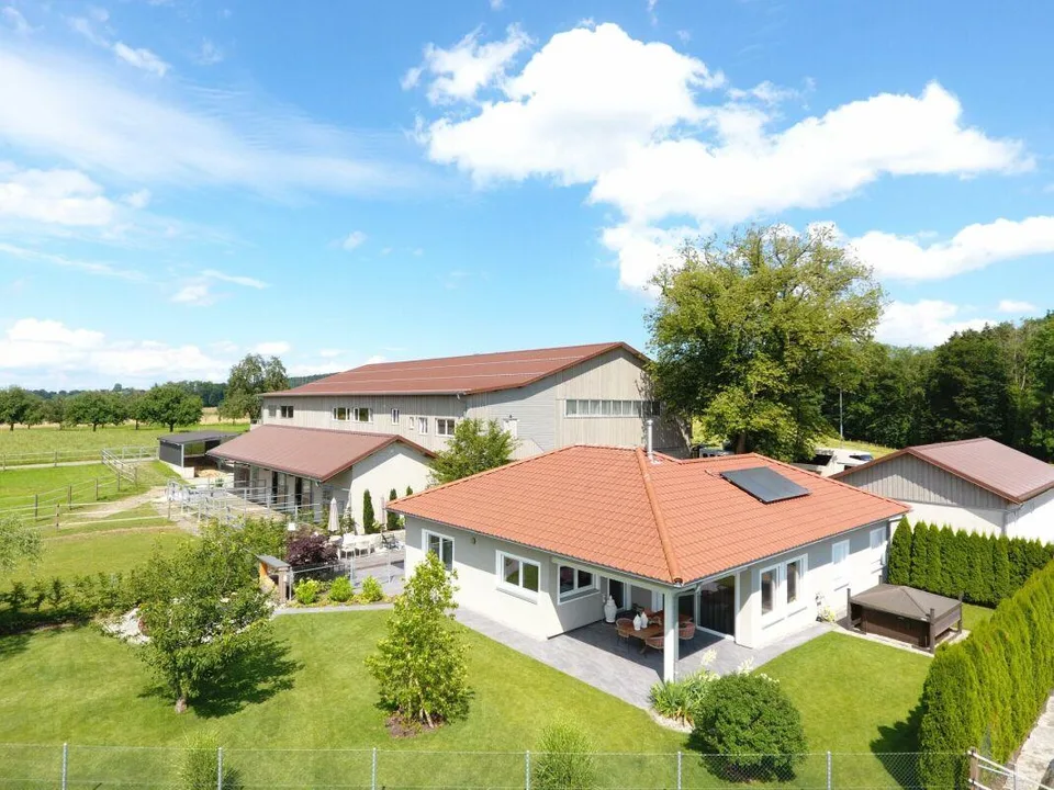 Top Angebot! Reitsportimmobilie mit Haus und Reithalle