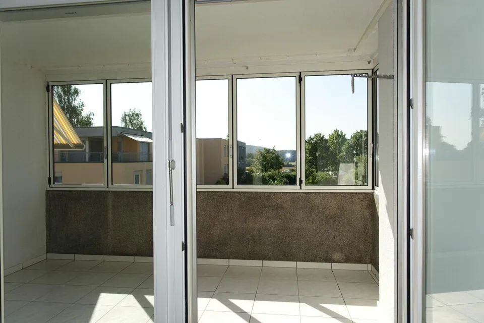 Renovierte 3.5 Zi-Eigentumswohnung mit Balkon und Einstellhallenplatz