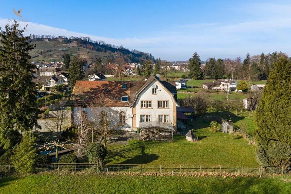 Casa unifamiliare eccezionale (ex chiesa) in una posizione tranquilla con grande potenziale di sviluppo (casa multigenerazionale possibile)