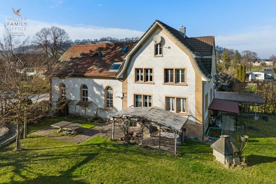 Casa unifamiliare eccezionale (ex chiesa) in una posizione tranquilla con grande potenziale di sviluppo (casa multigenerazionale possibile)