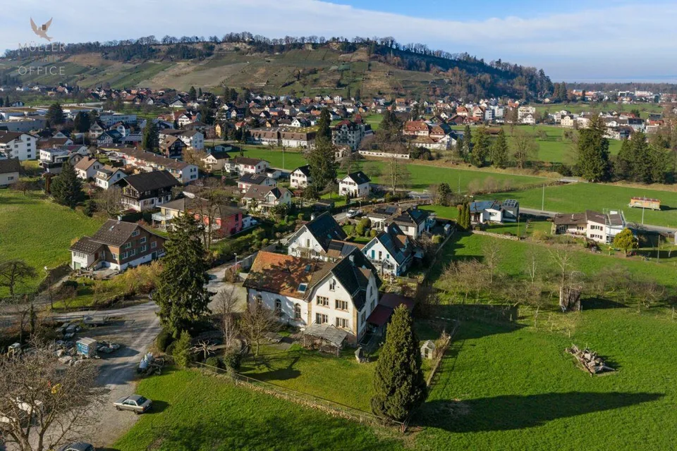Casa unifamiliare eccezionale (ex chiesa) in una posizione tranquilla con grande potenziale di sviluppo (casa multigenerazionale possibile)