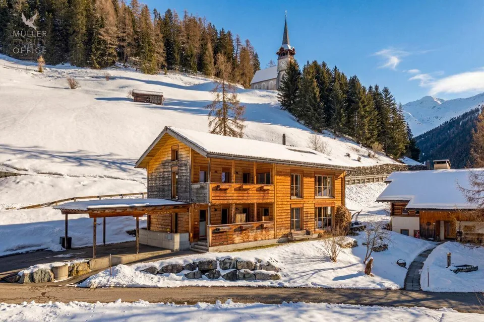Stilvolles Holzhaus mit alpinem Charme und nachhaltigem Wohn- und E...