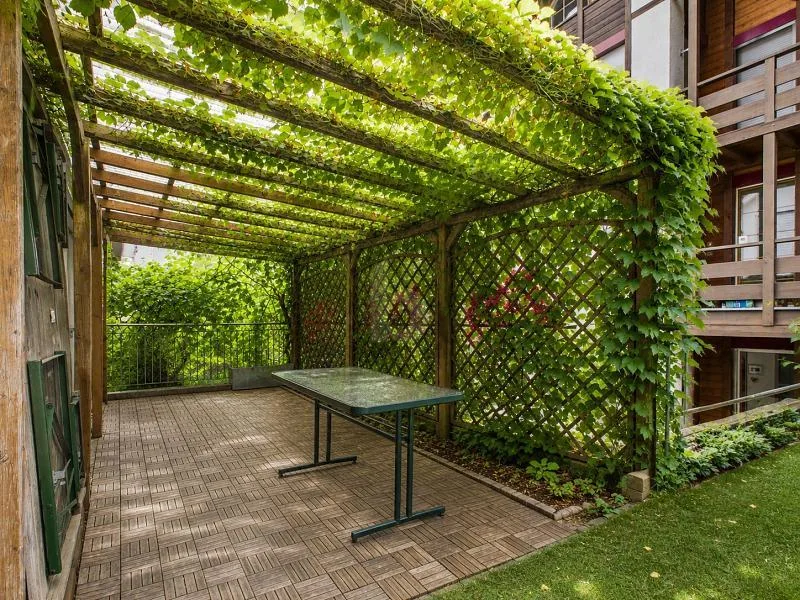 Detached, spacious with surrounding land