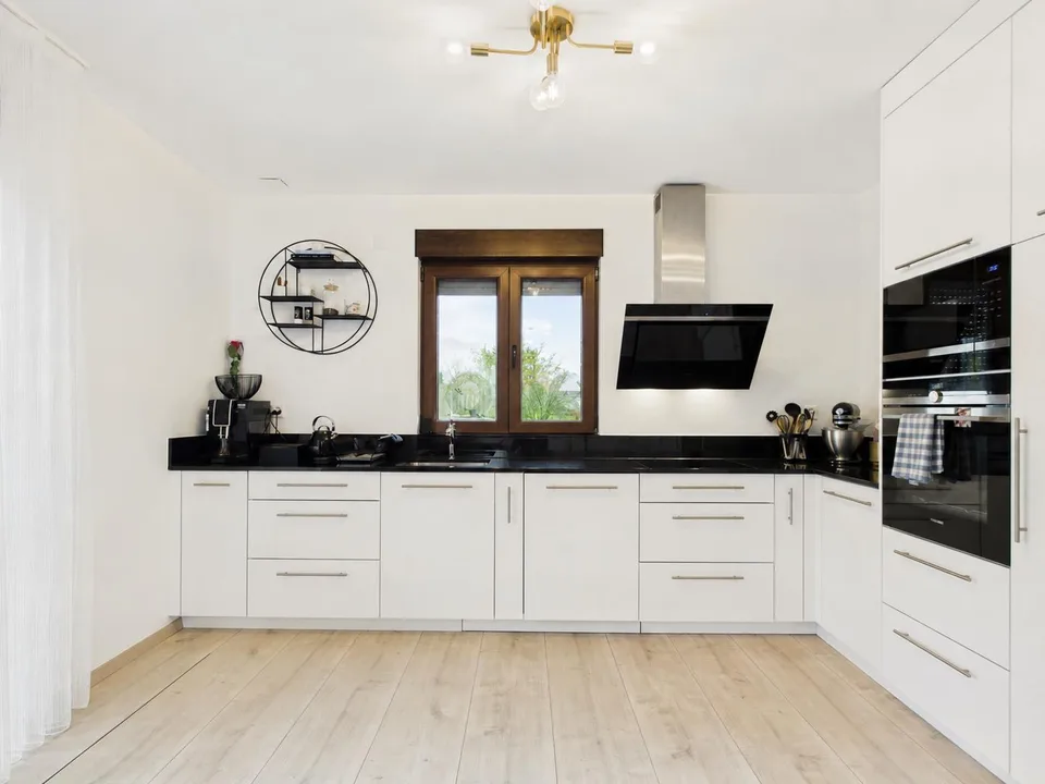 Jolie maison mitoyenne moderne de 4.5 pièces au coeur de St-Aubin
