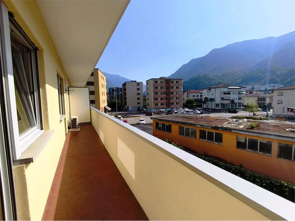 Bellinzona (Via Maestri Comacini) - Ampio 3.5 Locali con Grande Balcon