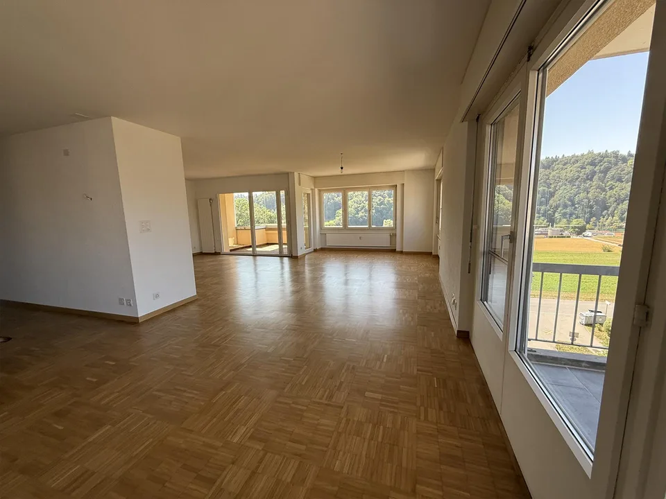 Wunderschöne teilrenovierte 6,5-ZWG mit 3 Balkonen + EHP