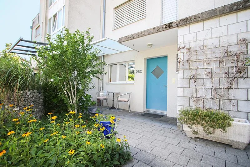 Vivere come in una casa a schiera unifamiliare - con area circostante e seminterrato