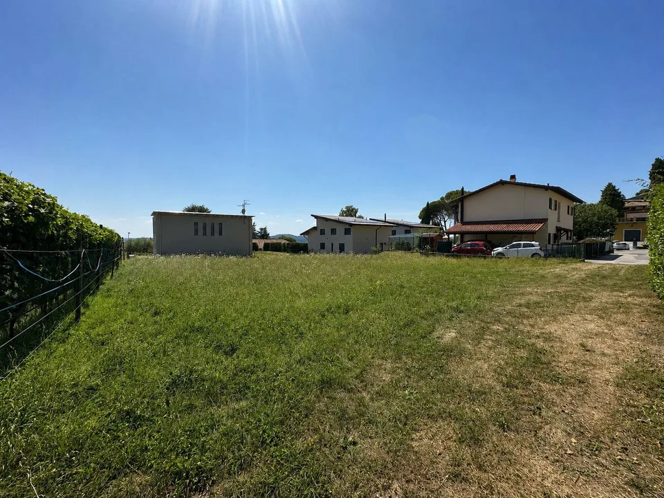 Terreno edificabile pianeggiante, nel verde e con progetto approvato