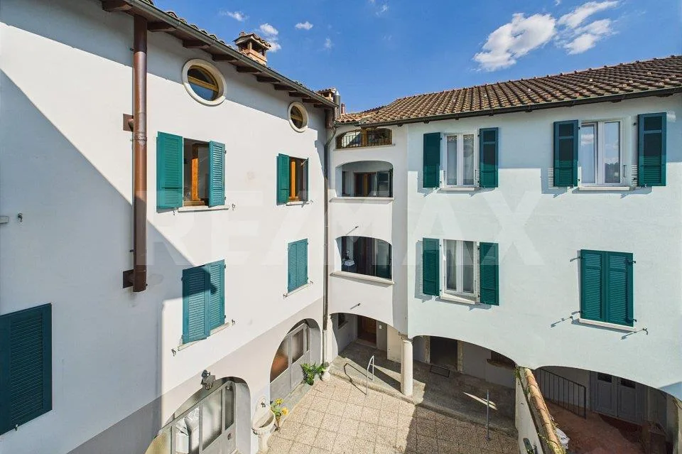 STABILE PLURIFAMILIARE con 8 unità (ristrutturate);  POSIZIONE CENT...