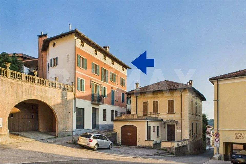STABILE PLURIFAMILIARE con 8 unità (ristrutturate);  POSIZIONE CENT...