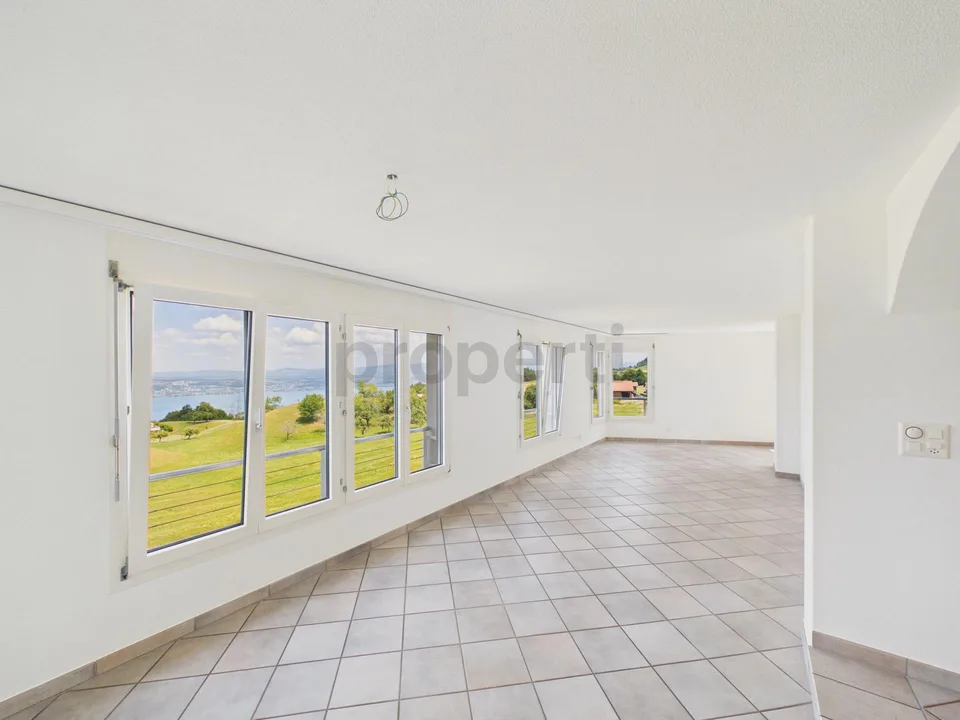 Hoch über dem Zürichsee mit unverbaubarem Seeblick
