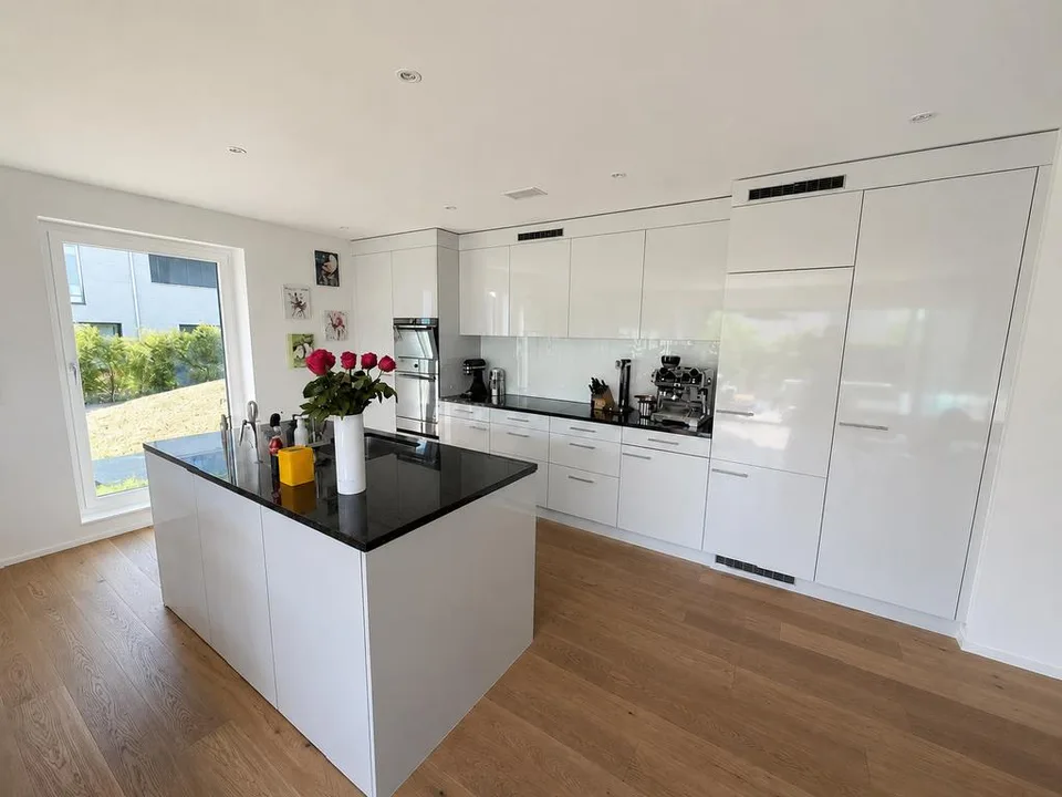 Moderne 4.5-Zimmerwohnung mit grosszügigem Sitzplatz an ruhiger Lage