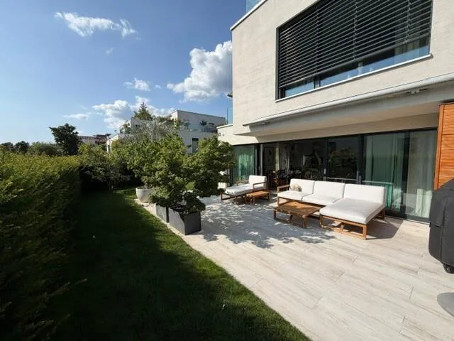 Moderne 4.5-Zimmerwohnung mit grosszügigem Sitzplatz an ruhiger Lage