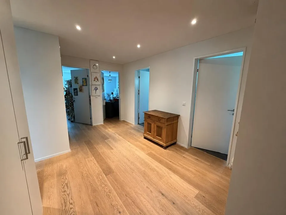 Moderne 4.5-Zimmerwohnung mit grosszügigem Sitzplatz an ruhiger Lage