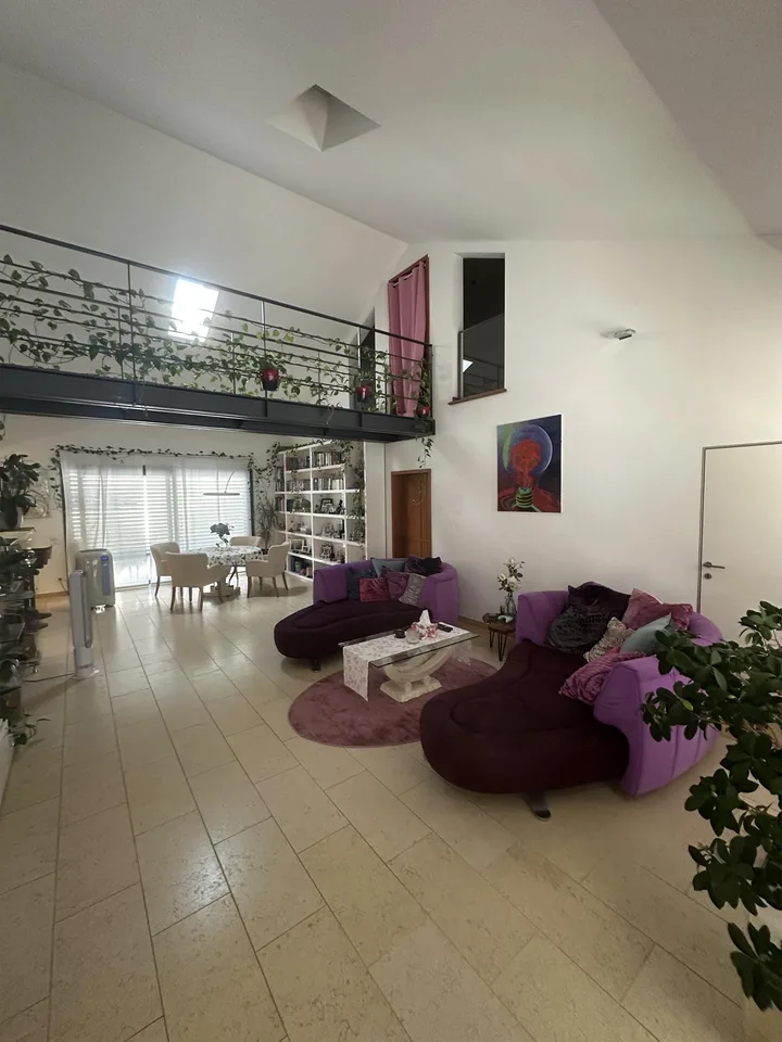 Cercasi subentrante per ampia casa semindipendente a Caslano