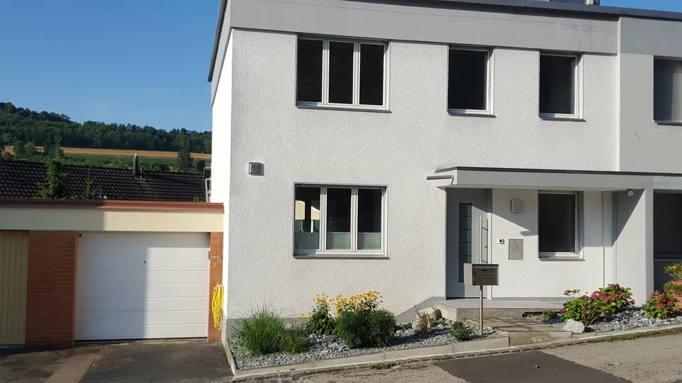 Kubisches Doppeleinfamilienhaus mit Wintergarten und Garage