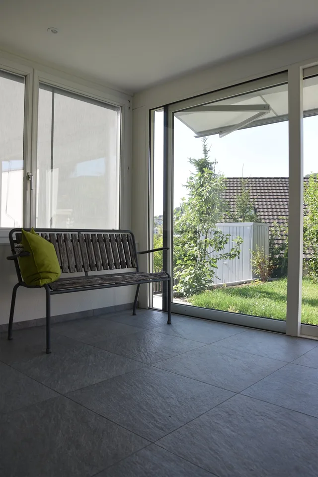 Kubisches Doppeleinfamilienhaus mit Wintergarten und Garage