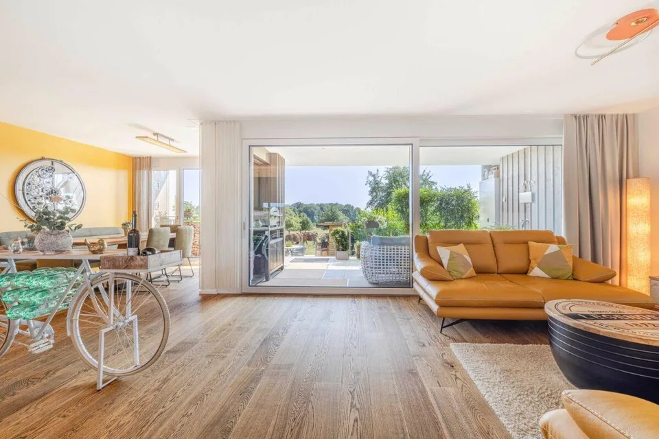 Abitazione moderna con paradiso di giardino: Appartamento nuovo di 3,5 locali di alta qualità in una casa multifamiliare certificata Minergie, direttamente adiacente alla zona agricola
