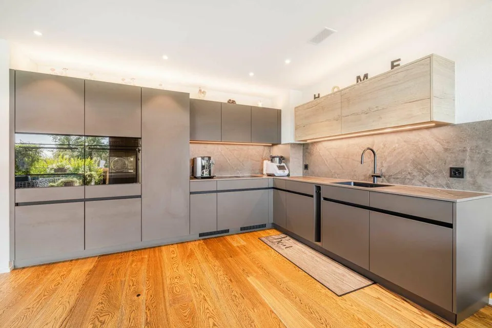 Abitazione moderna con paradiso di giardino: Appartamento nuovo di 3,5 locali di alta qualità in una casa multifamiliare certificata Minergie, direttamente adiacente alla zona agricola