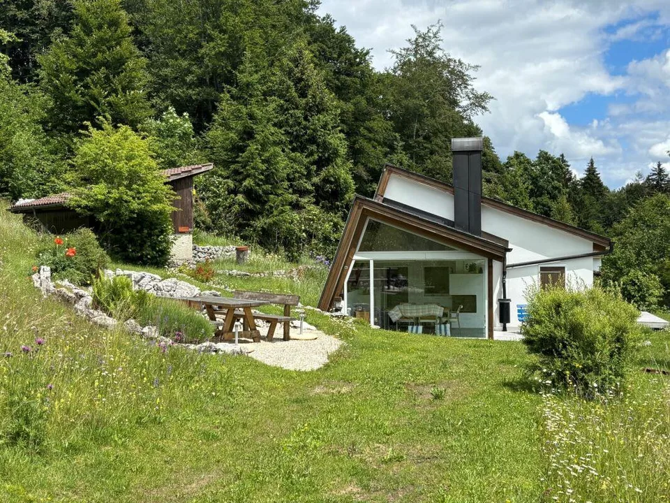 Exklusives Ferienhaus mit grossem Umschwung an äusserst ruhiger Lage