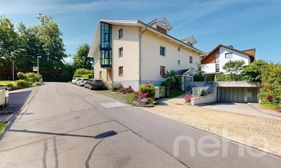 Lichtdurchflutete 4.5 Zimmer Dachwohnung mit Blick ins Grüne