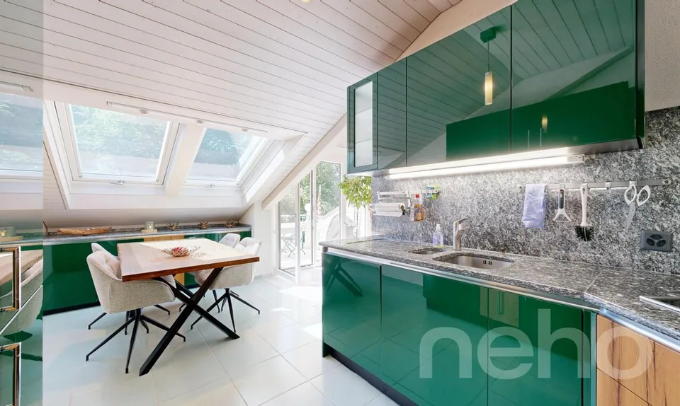 Lichtdurchflutete 4.5 Zimmer Dachwohnung mit Blick ins Grüne