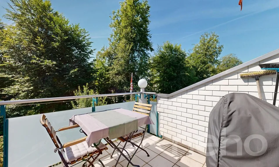 Lichtdurchflutete 4.5 Zimmer Dachwohnung mit Blick ins Grüne