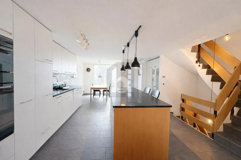 MODERN UND FAMILIENFREUNDLICH MIT GROSSEM GARTEN