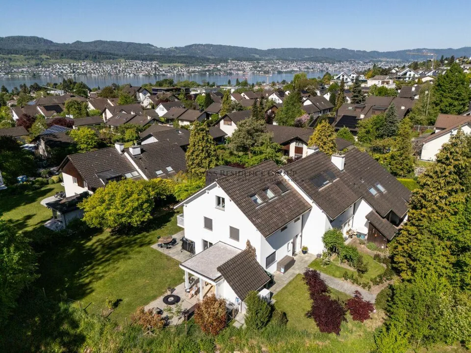 Sonniger Wohntraum an der Goldküste - grosszügiges 5.5-Zimmer-Reihe...