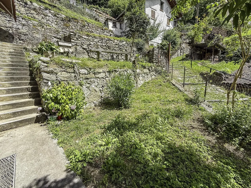 Grande Casa Bifamiliare di 9 locali da rinnovare, con terreno edificab – foto 13 di 24