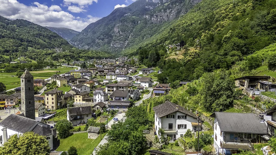 Grande Casa Bifamiliare di 9 locali da rinnovare, con terreno edificab