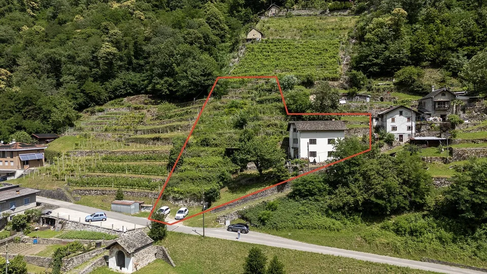 Grande Casa Bifamiliare di 9 locali da rinnovare, con terreno edificab