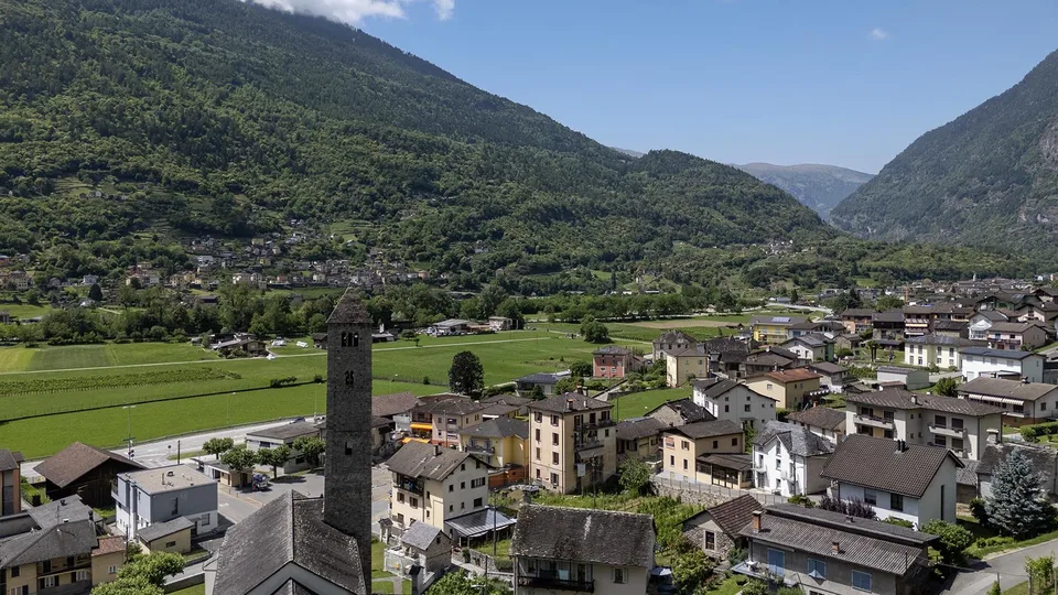 Grande Casa Bifamiliare di 9 locali da rinnovare, con terreno edificab