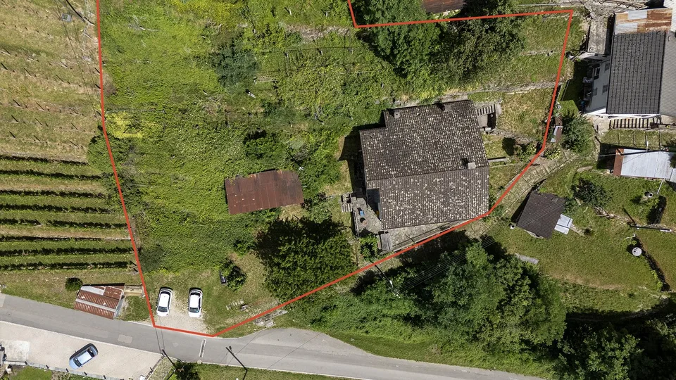 Grande Casa Bifamiliare di 9 locali da rinnovare, con terreno edificab