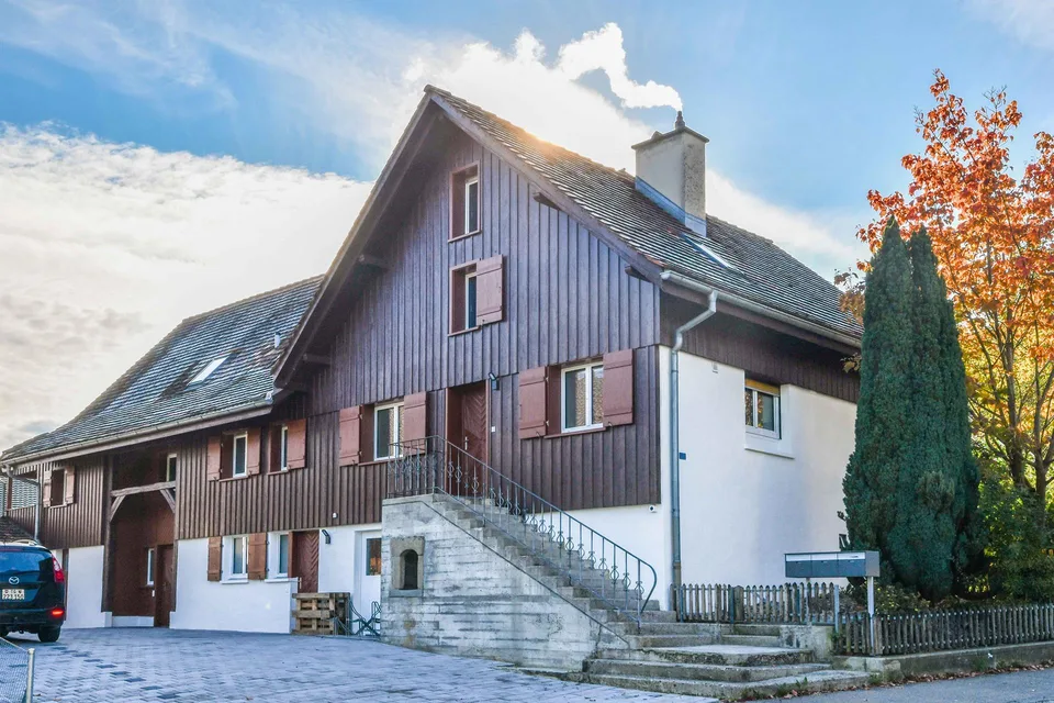 Rustikal-moderner Hausteil mit grossem Garten und Charme