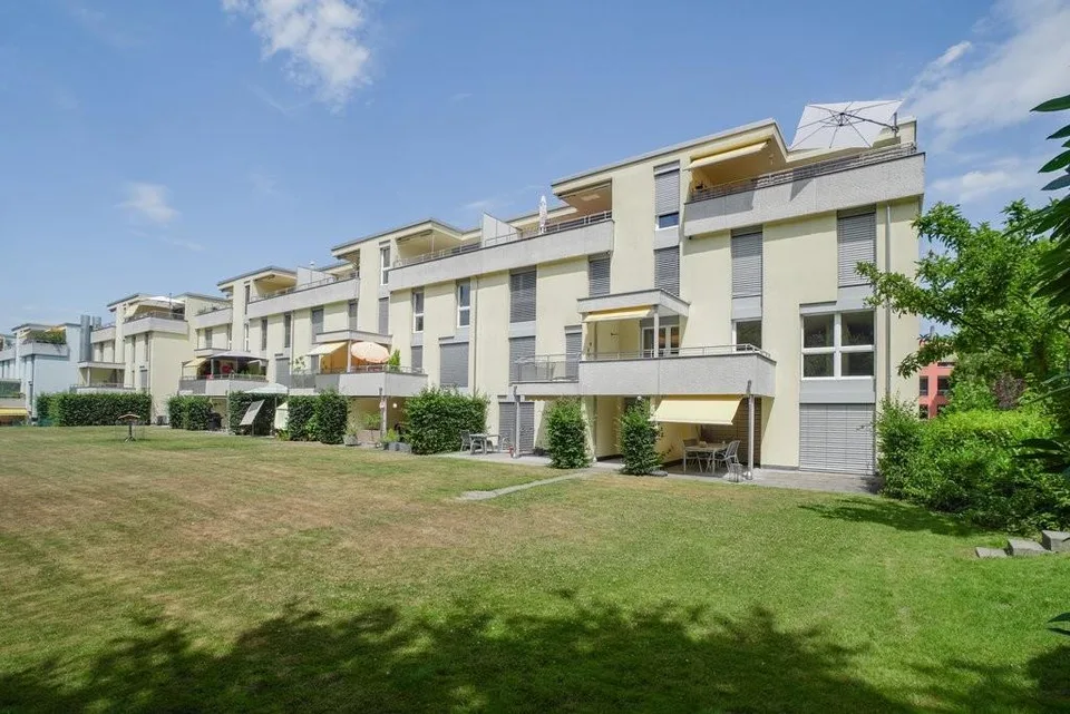 Grosse 4.5 Zi-Maisonettewohnung (129 m2) mit zwei Gartensitzplätzen