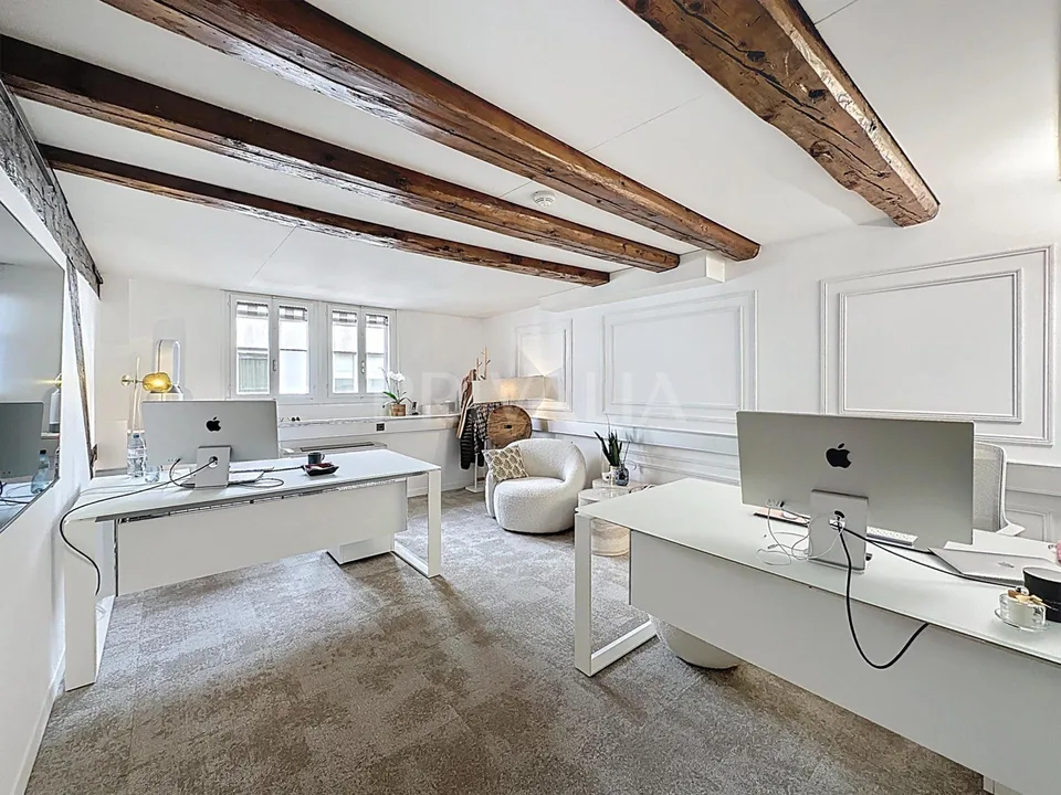 Exceptionnel : Magnifiques bureaux traversants au Quai des Bergues
