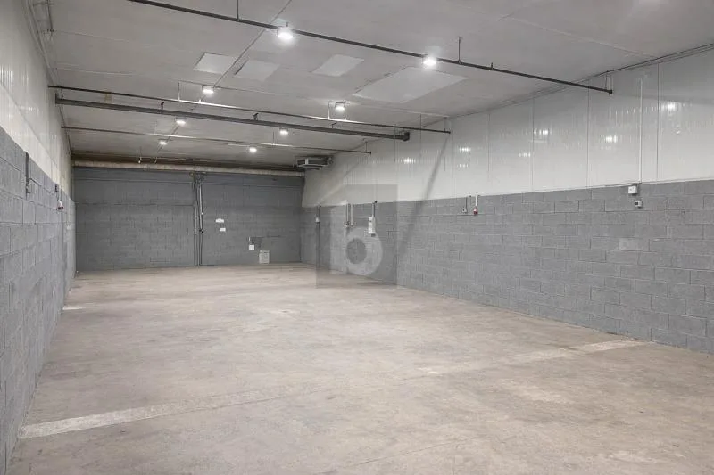 HALLE ARTISANALE AVEC VISIBILITÉ AUTOROUTE