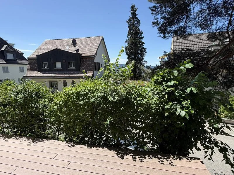 EXCLUSIVITÉ AU ZÜRICHBERG AVEC TERRASSE ENSOLEILLÉE