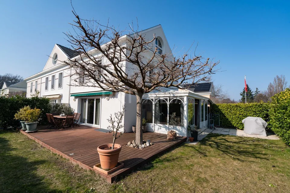 Belle maison mitoyenne en pignon avec jardin exposé plein sud
