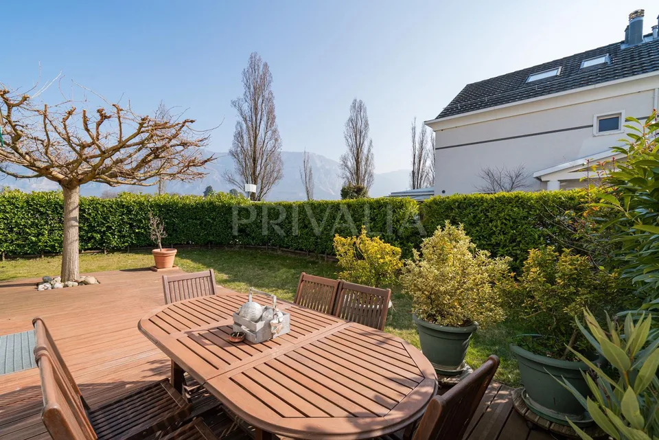 Belle maison mitoyenne en pignon avec jardin exposé plein sud
