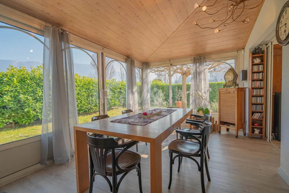 Belle maison mitoyenne en pignon avec jardin exposé plein sud