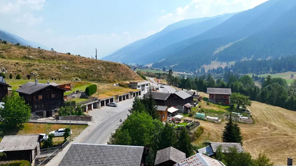 Casa bifamiliare affascinante in una posizione soleggiata nel Goms – foto 21 di 22
